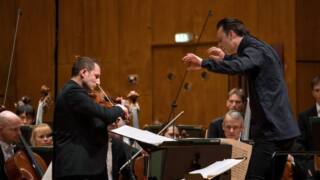 Chefdirigent des SWR Symphonieorchesters Teodor Currentzis (re.) und Antoine Tamestit (li.)