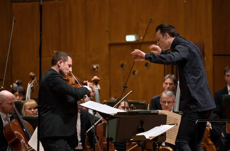 Chefdirigent des SWR Symphonieorchesters Teodor Currentzis (re.) und Antoine Tamestit (li.)