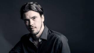 Andre Schuen übernimmt die Rolle des Guglielmo in Christof Loys Neuinszenierung von »Cosi fan tutte«.