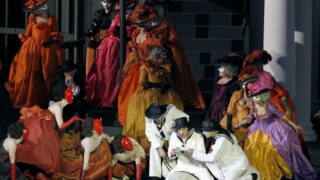 Giuseppe Verdis Oper »Un ballo in maschera« in einer Inszenierung von Pier Luigi Pizzi aus der Arena di Verona 2014