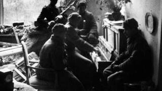 Sowjetsoldaten spielen Tschaikowsky in einer zerstörten Wohnung in Berlin 1945
