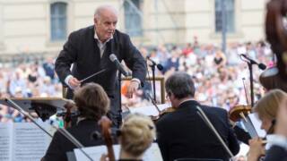 Open-Air auf dem Bebelplatz in Berlin: Daniel Barenboim dirigiert die Staatskapelle Berlin - in diesem Jahr steht das Konzert ganz im Zeichen von Beethovens 250. Geburtstag.