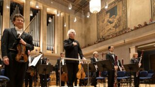 Sir Simon Rattle dirigiert das Symphonieorchester des BR