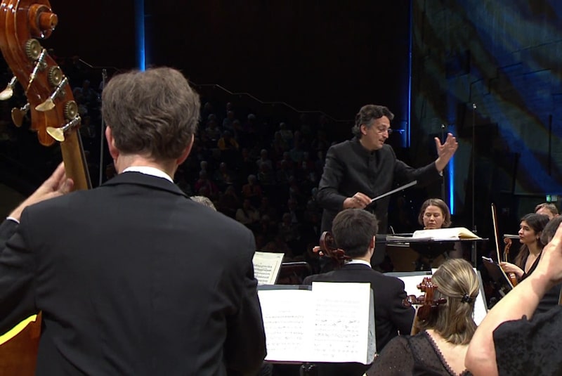 Michael Sanderling dirigiert das SWR Symphonieorchester