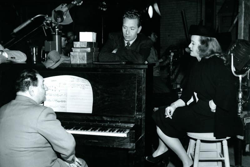 Erich Wolfgang Korngold mit Paul Henreid und Bette Davis