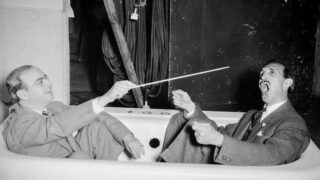 Max Steiner humorvoll in der Badewanne dirigierend
