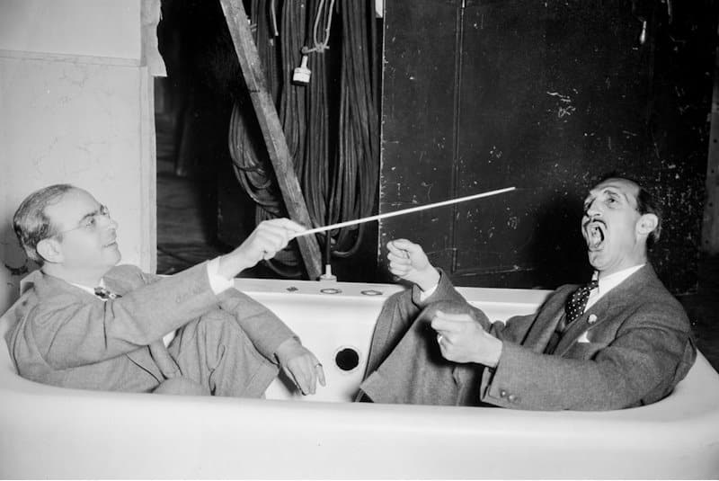 Max Steiner humorvoll in der Badewanne dirigierend